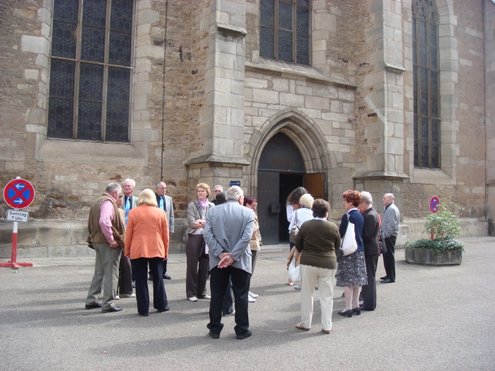Vor der ev. Kirche