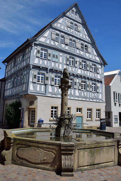 Güglingen, Rathaus mit dem Marktbrunnen mit Fischweib