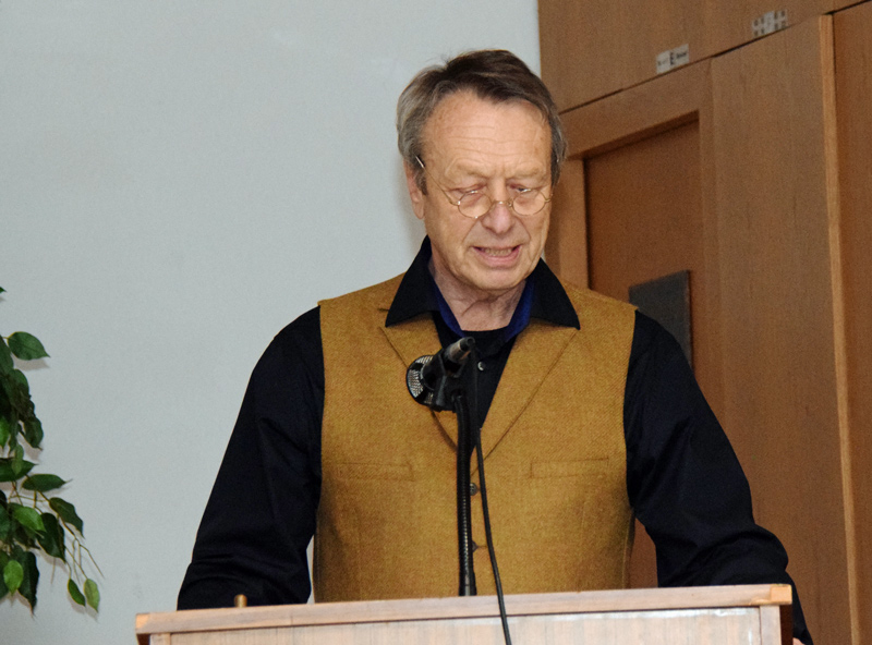 Helmut begrüßt die Mitglieder