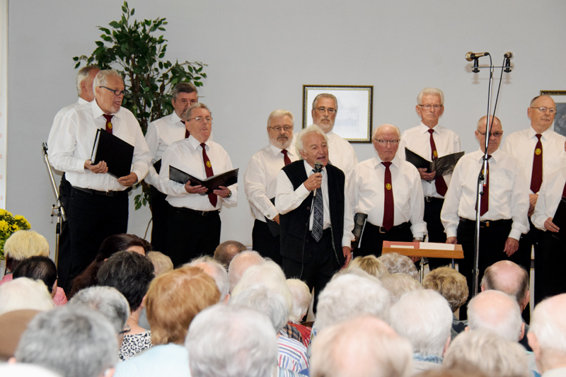 Winfried Gutemann stellt den erste Liederblock vor